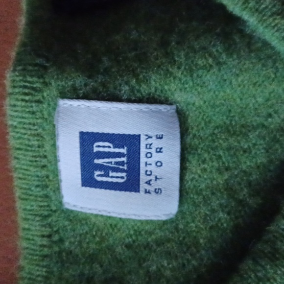 💙🌺GAP Olive V-Neck Pullover - Picture 3 of 10